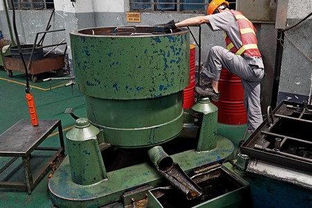 shake oill off cold forging workpieces